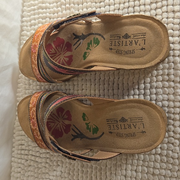 L'Artiste by Spring Step Blue Floral Leather Swan Wedge Sandals - Picture 5 of 8